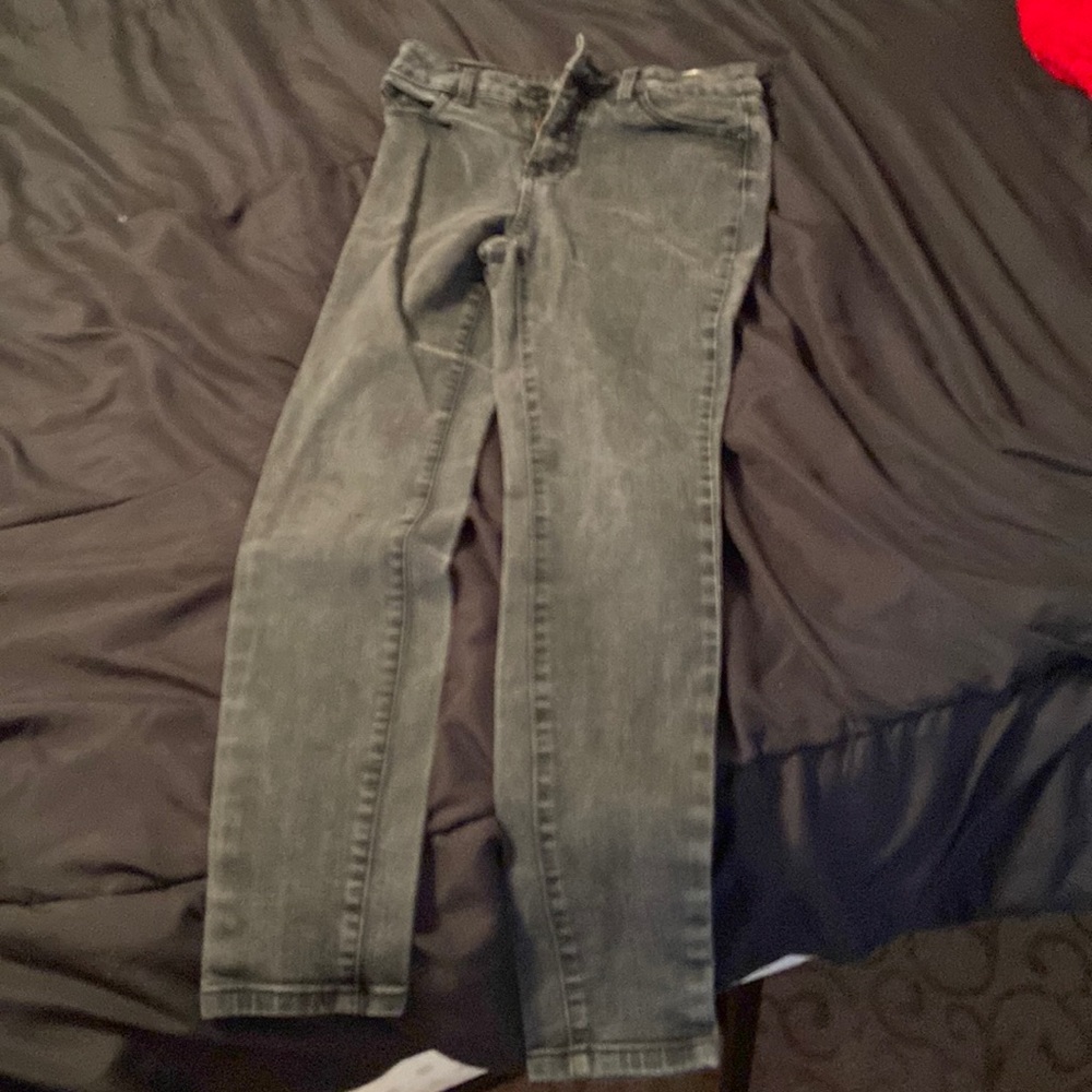 Time and tru is the brand. The size is a 4. They’re in good condition
